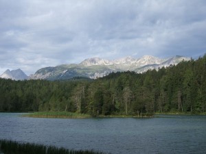 Der idyllische kleine Weißensee unterhalb des Fernpasses