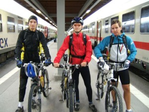 Start am Bahnhof in Oberstdorf (v.li: Aaron, Flori1, Flori2)