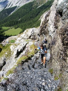 Wanderweg kurz unterhalb der Val d'Uina Schlucht