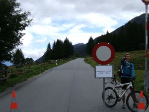 Flori2 amüsiert sich über verärgert umdrehende Motorradfahrer an der Absperrung am Anfang der schweizer Auffahrt zum Stilfser Joch in Sta. Maria
