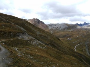 links: Trail zur Bocchetta di Forcola; im Hintergrund rechts mitte: Passo Umbrail, und rechts oben Silfser Joch