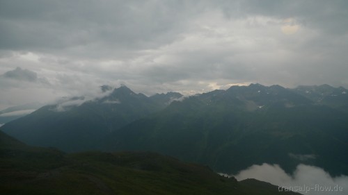 Ausblick von der Leutkircher Hütte (nahe der Mitte unser morgiges Ziel, die Schmalzgrubenscharte)