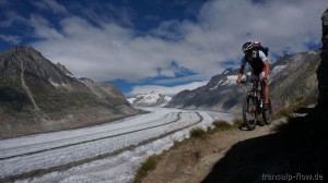 Im Vordergrund: Konzentriertes Fahren auf den alpinen Trails